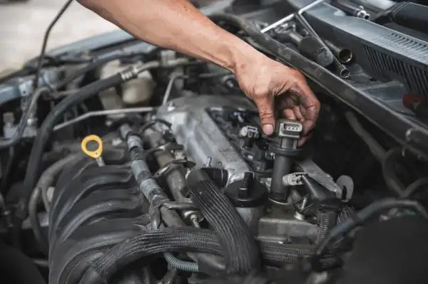 Mechanik wymienia cewkę zapłonową, co może być rozwiązaniem problemów z nierówną pracą silnika. Objawy awarii cewki zapłonowej są różne.