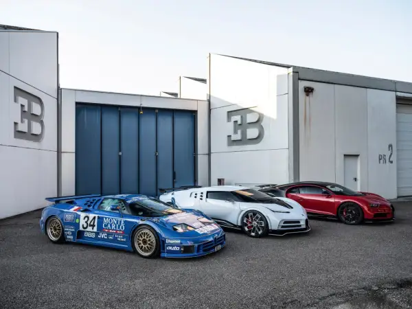 Trzy Bugatti: niebieski bolid z numerem 34, biały Bugatti Centodieci i czerwony Chiron.