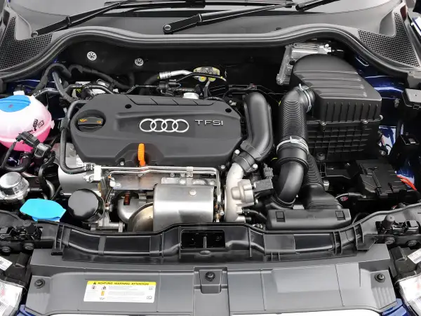 Silnik Audi 55 TFSI. Turbosprężarka i układ dolotowy widoczne w komorze silnika.