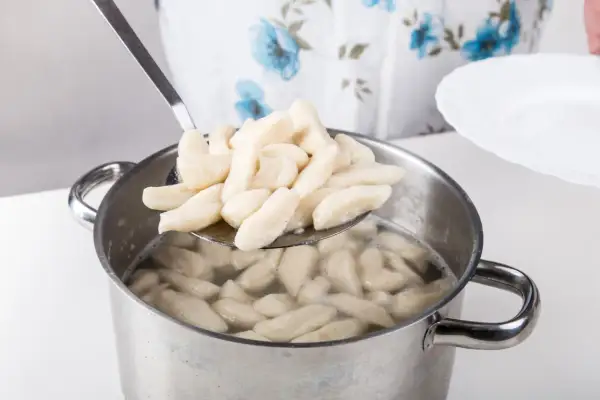 Gotowane kopytka, jak u babci. Ten przepis na ciasto na kopytka jest prosty i pyszny.