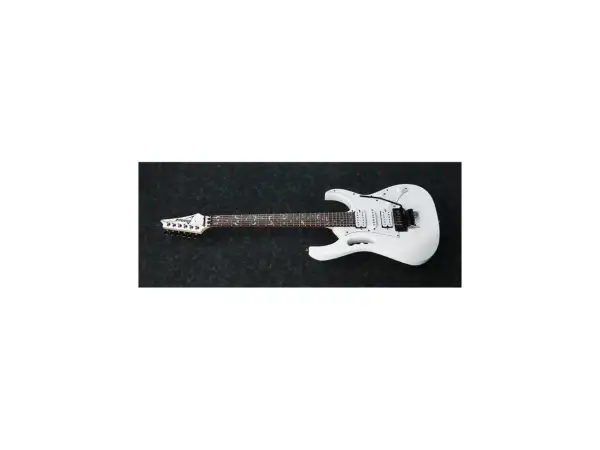 Biała gitara elektryczna Ibanez JEMJR-WH z czarnymi przetwornikami i ozdobnym gryfem. Idealna do rockowych riffów.