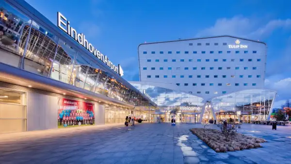 Nowoczesne lotnisko w Eindhoven z hotelem Tulip Inn. Czy na lotnisku w Eindhoven można palić? Sprawdź regulamin przed podróżą.