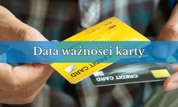 Dwie karty płatnicze, żółta i czarna, w dłoniach. Na żółtej karcie widoczny napis "Data ważności karty".