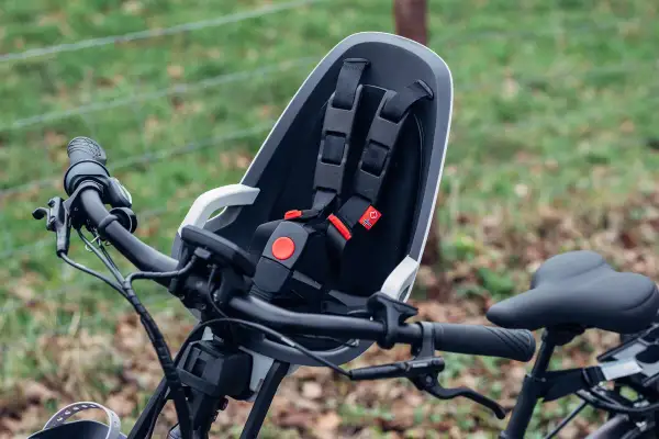 Moderner Kindersitz für das Fahrrad vorne, erlaubt sichere Ausflüge mit dem Nachwuchs.