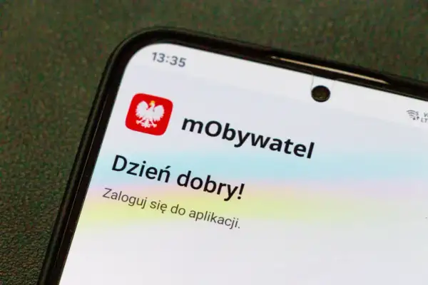 Aplikacja mObywatel na telefonie. Sprawdź, co daje legitymacja nauczyciela w cyfrowej formie.