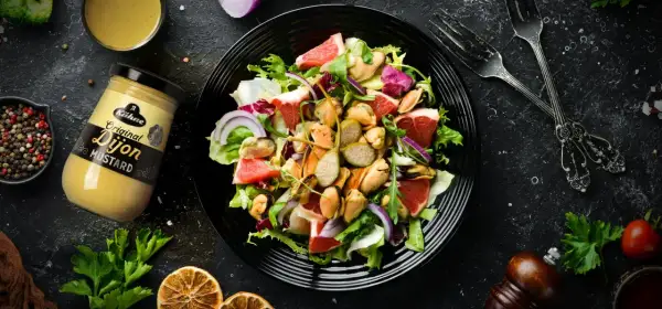 Ensalada fresca con mejillones, pomelo y cebolla morada, aderezada con mostaza de Dijon.