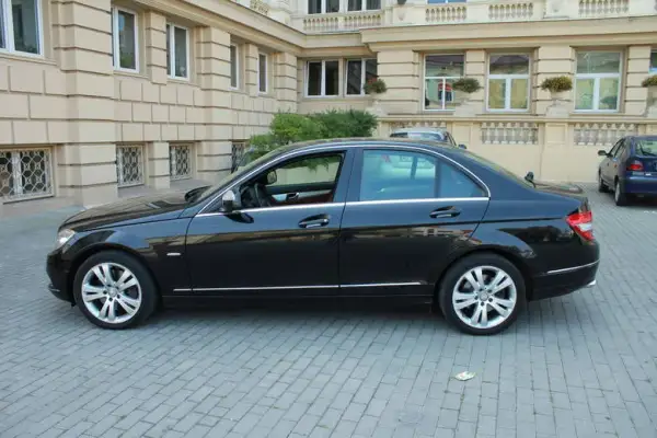 Mercedes W204 używany: Warto kupić? Pułapki i koszty