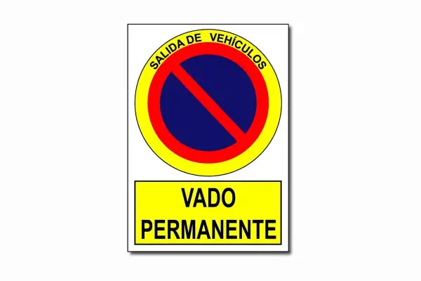 Señal de "Salida de Vehículos" y "Vado Permanente", indicando que es un vado señalizado y no se puede aparcar.