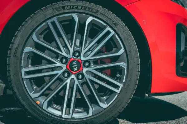 Felga Kia GT z czerwonym akcentem i logo Kia.