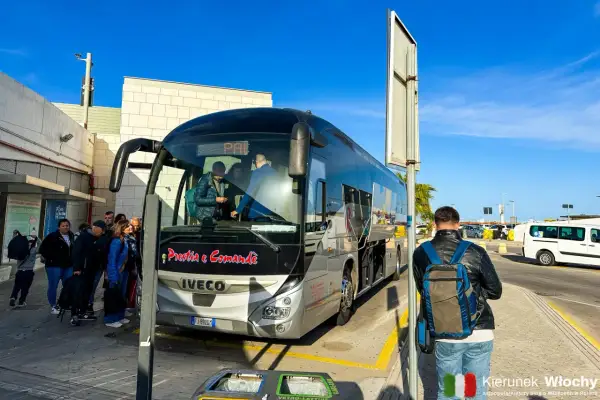 Dojazd z lotniska do Palermo autobusem Prestia e Comandè. Grupa ludzi czeka na odjazd.