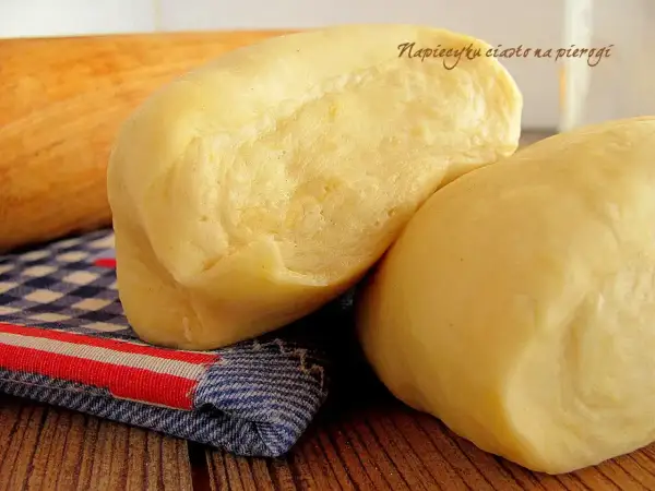 Gotowe ciasto na pierogi, jak ciasto wonton, czeka na wałek.