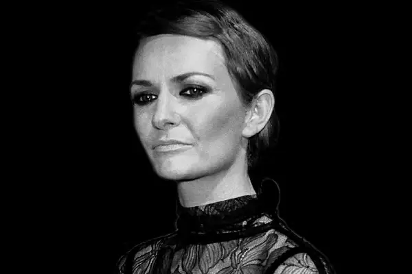 Kasia Stankiewicz, artystka znana z emocjonalnych utworów, w czarno-białym kadrze.