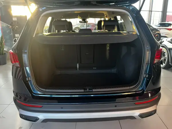 Otwarty bagażnik Seat Ateca, gotowy na podróż. Sprawdź, jak duża jest jego pojemność bagażnika, idealna na wakacyjne wyjazdy.