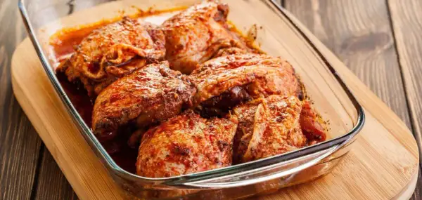 Saftiges putenfleisch marinieren in einer Glasform, bereit zum Braten.