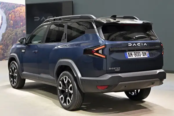 Dacia Bigster w kolorze granatowym, z charakterystycznymi światłami LED. Zapowiedź przyszłych silników dla tego modelu.