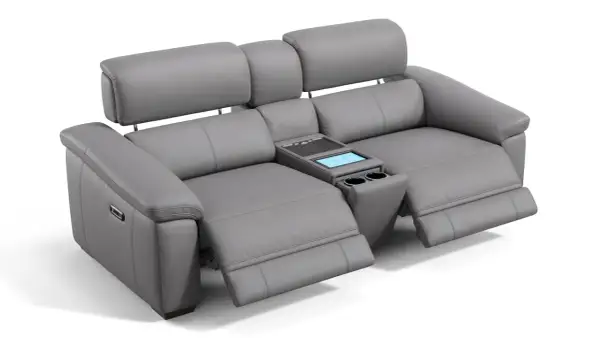 Grauer Ledersofa mit integriertem Tisch und Getränkehaltern. Wenn das **Sofa zu hart was tun**? Dieses Modell bietet Komfort und Technologie.