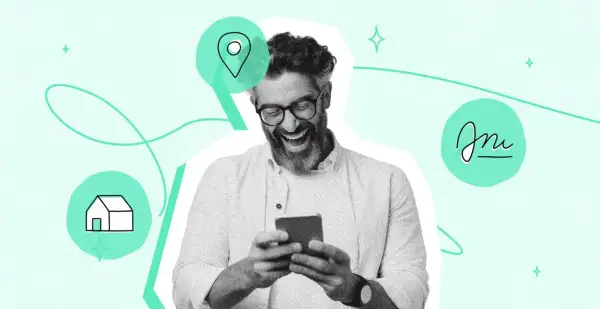 Uomo sorridente con smartphone, icone di casa, posizione e firma. Forse una soluzione per il preavviso sfratto affitto?
