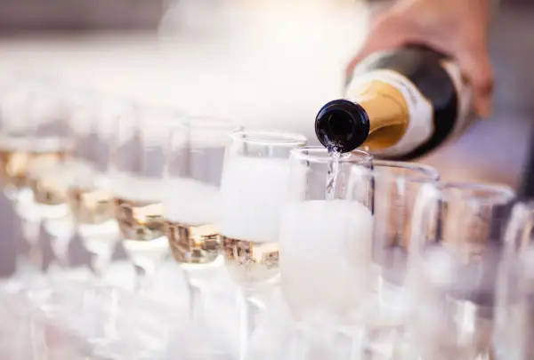 Prosecco nalewane do kieliszków. Pamiętaj o umiarze, bo prosecco kcal też ma.