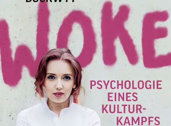 Junge Frau vor Schriftzug "WOKE". Der Text darunter lautet "Psychologie eines Kulturkampfes".
