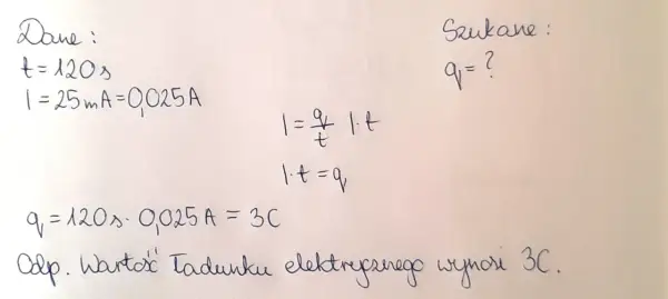 Obliczenia ładunku elektrycznego (q) na podstawie wzoru na natężenie prądu (I=q/t). Dane: t=120s, I=0,025A. Wynik: q=3C.