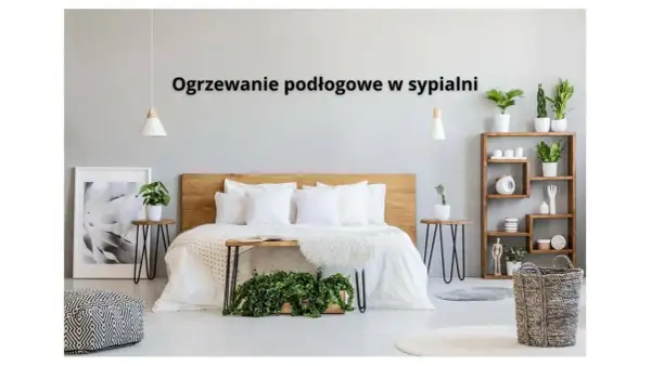 Przytulna sypialnia z łóżkiem i roślinami. Tekst na ścianie informuje o ogrzewaniu podłogowym w sypialni, zapewniającym komfort.