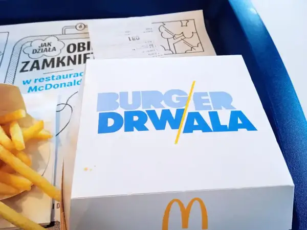 Burger Drwala w McDonald's! Frytki i pudełko z napisem "BURGER DRWALA" w niebieskiej tacy.