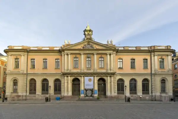 Nobelpriset Museum i Stockholm, en ståtlig byggnad med gul fasad och klassisk arkitektur.