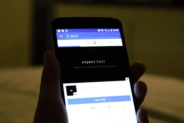 Osoba przegląda profil "Expect Best" na Facebooku, szukając informacji, jak utworzyć nowy profil na Facebooku.