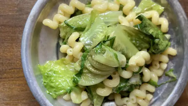 Piatto di pasta con lattuga bollita, un contorno semplice e salutare.
