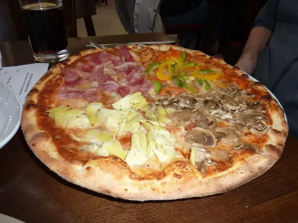 En pizza quattro med skinka, kronärtskocka, paprika och champinjoner. En klassiker som passar alla smaker.