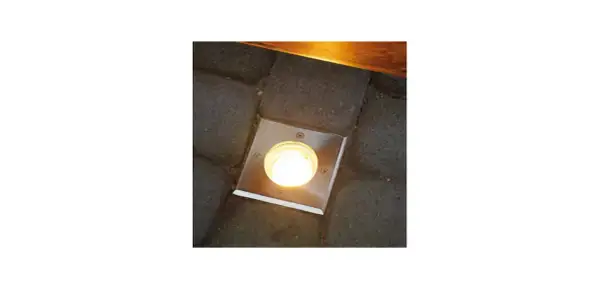 Nowoczesne lampy led 230v zewnętrzne wbudowane w kostkę brukową, oświetlające ścieżkę.