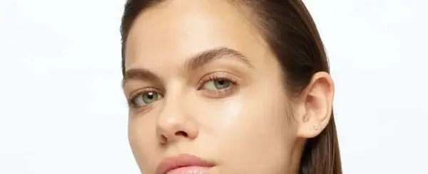Viso pulito e radioso dopo l'uso dell'acqua micellare, perfetta per rimuovere trucco e impurità.