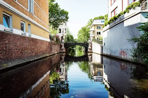 Kanal mit Brücke, reflektiert im Wasser. Ein idyllischer Blick auf den Alster Jungfernstieg, Hamburg.