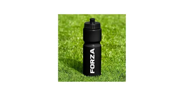 Czarny bidon sportowy z napisem "FORZA" na zielonej trawie.