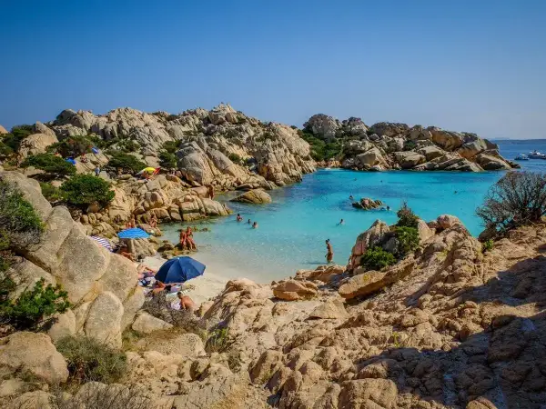 Spiagge del nord Sardegna: un angolo di paradiso con rocce granitiche, acque cristalline e bagnanti che si godono il sole.