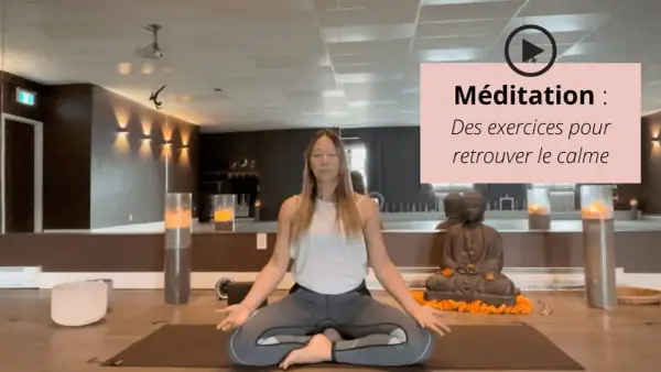 Femme méditant en posture du lotus, entourée d'une ambiance zen. Un mantra bien-être pour retrouver le calme intérieur.
