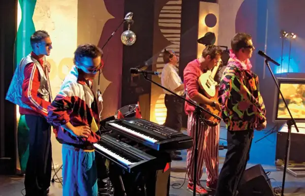 Zespół grający disco polo lata 80 90. Kolorowe stroje, syntezatory i gitara tworzą klimat tamtych lat.