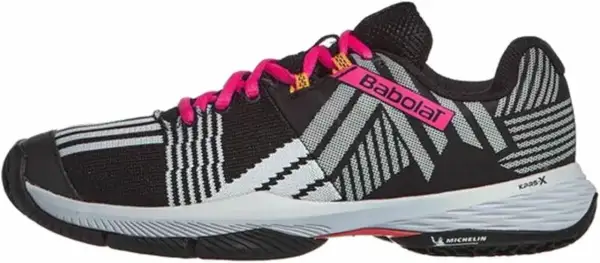 Scarpa da padel Babolat nera con lacci fucsia e dettagli grafici bianchi e grigi. Ideale per dominare il campo.