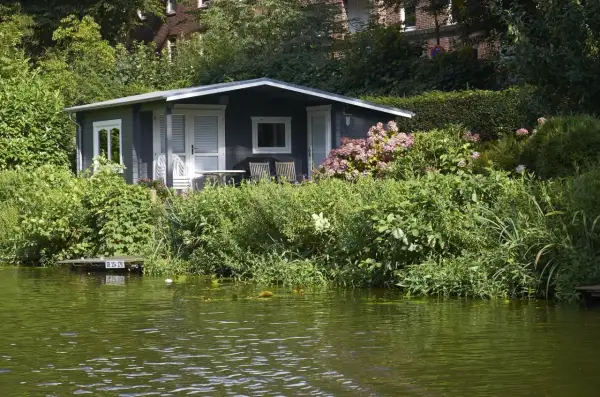 Uroczy domek letniskowy nad wodą. Zastanawiasz się, ile kosztuje budowa domku letniskowego murowanego?