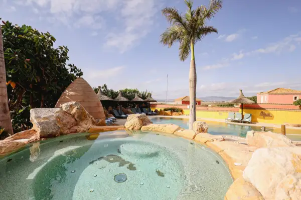 Disfruta de un día soleado en Vera con piscinas, palmeras y un ambiente relajado. ¡Perfecto para saber qué hacer en Vera!