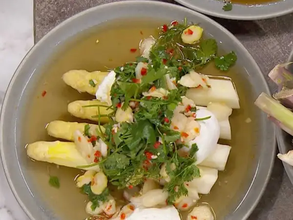 Vit sparris i en buljong med hackad chili, vitlök och koriander. Ett enkelt och gott vit sparris recept.
