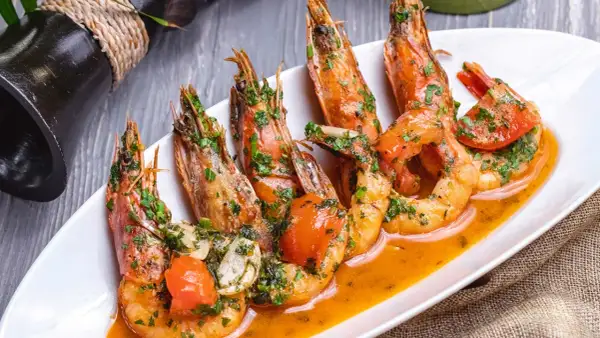 Camarones jugosos en salsa de tomate y ajo, un festín digno de una parroseta San José.