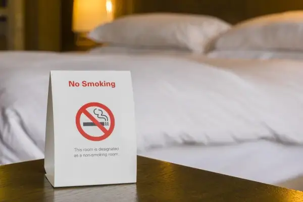 Jak palić w hotelu bez kar – poznaj zasady i unikaj problemów