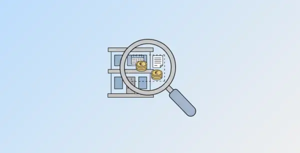 Loupe examinant un bâtiment, symbolisant le bareme URSSAF avantage en nature logement, avec des pièces et un document.
