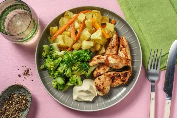 Grillad kyckling med rostade rotfrukter, broccoli och en klick majonnäs. Ett enkelt och gott salvia recept för en snabb middag.