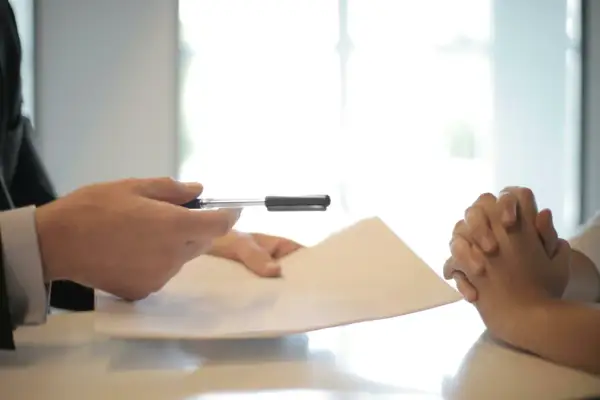 Mani che firmano documenti, in attesa della delibera mutuo tempi.