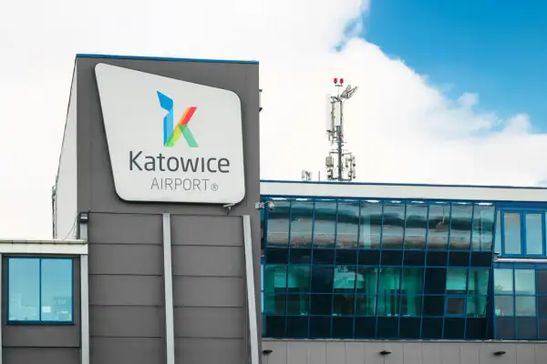 Logo Katowice Airport na budynku. Stąd odlatują samoloty do Rzeszowa i innych miast.