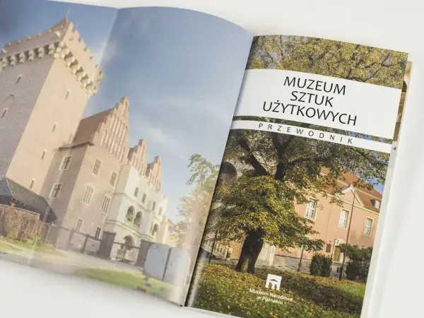 Przewodnik po Muzeum Sztuki Użytkowej w Poznaniu. Na okładce zabytkowe budynki i jesienne drzewa.
