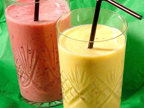 Två glas med färgglada smoothies, ett rosa och ett gult. Perfekt för ett snabbt smoothie recept.