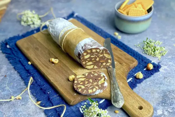 Salame al cioccolato pronto da gustare, con biscotti e nocciole. Una deliziosa ricetta facile da preparare.